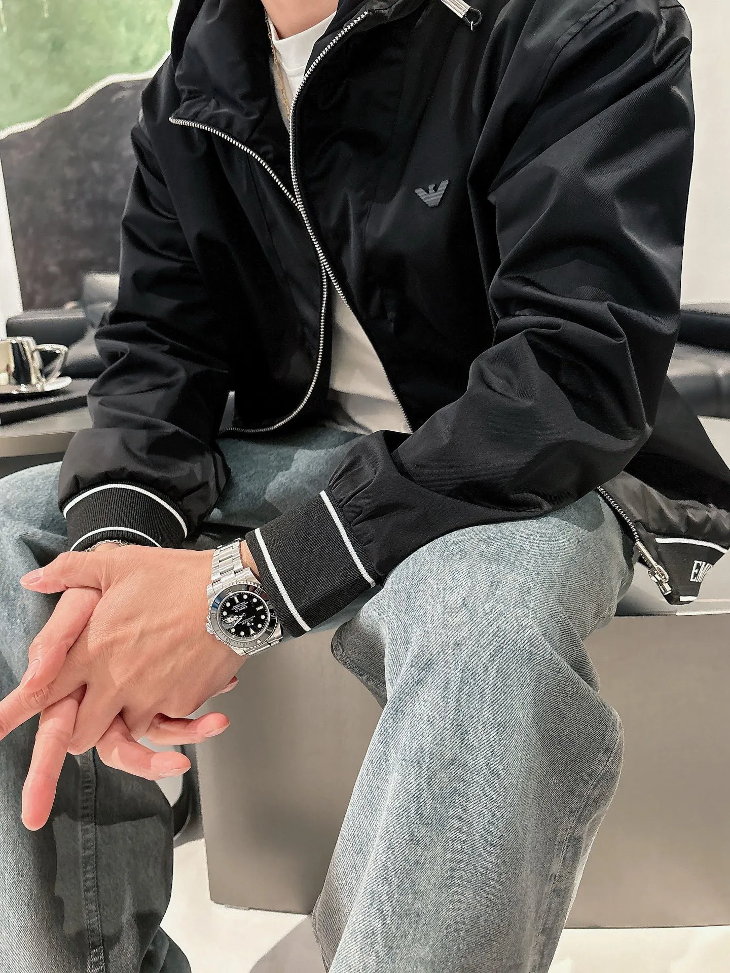 Armani official website Same Style, complete with three labels, on sale in advance. 2026 Autumn and Winter New Arrival men's jacket, Original with complete three labels, Premium version. Custom-made fabrics at the counter. Breathable, high comfort, impeccable details, brand element design concept, reflecting high quality. It feels delicate and soft, presents a casual cut, and has a great upper body shape. Sizes: M～3XL,